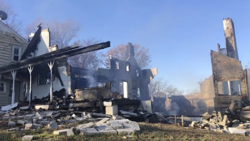 HANDOUT - Von einem Haus sind nach einem Brand nur noch qualmende Trümmer übrig. Das Feuer war ausgebrochen, als der Besitzer des Hauses versucht hatte, Schlangen mit Rauch aus dem Haus zu vertreiben. Foto: Montgomery County Fire Rescue Service/AP/dpa -…