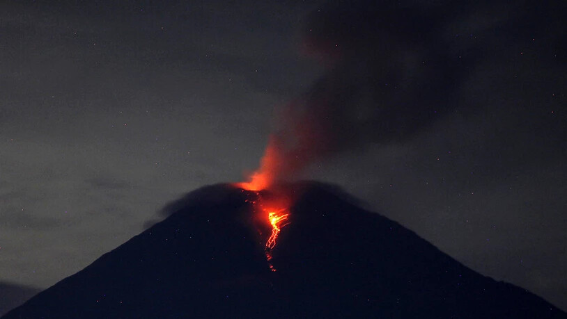 ARCHIV - Der Vulkan Semeru auf Java spukt Rauch, Asche, heiße Gase und Lava aus. Foto: Aditya Irawan/XinHua/dpa