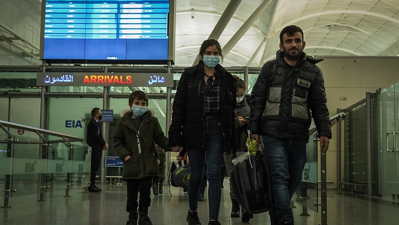 Irakische Migranten, die wochenlang an der polnisch-belarussischen Grenze festsaßen, kommen am internationalen Flughafen Erbil an. Foto: Ismael Adnan/dpa