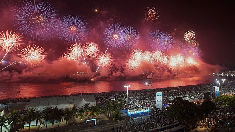 ARCHIV - Feuerwerk explodiert am Himmel über der Copacabana während der Feier zum Jahreswechsel. Die brasilianische Metropole Rio de Janeiro sagt wegen der Corona-Pandemie erneut die berühmte Silvesterparty am Strand von Copacabana ab. Foto: Leo Correa…