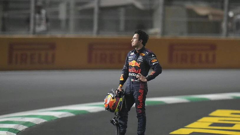 Sergio Perez bleibt nach einem Unfall mit seinem Red Bull enttäuscht auf der Strecke zurück