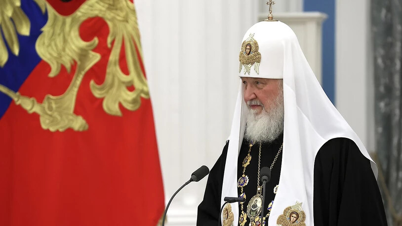 Der russisch-orthodoxe Patriarch Kirill steht während einer Zeremonie zur Verleihung des Ordens des Heiligen Andreas des Erstberufenen im St. Katharinen-Saal des Kremls. Foto: Mikhail Metzel/Kremlin Pool/Planet Pix via ZUMA Press Wire/dpa