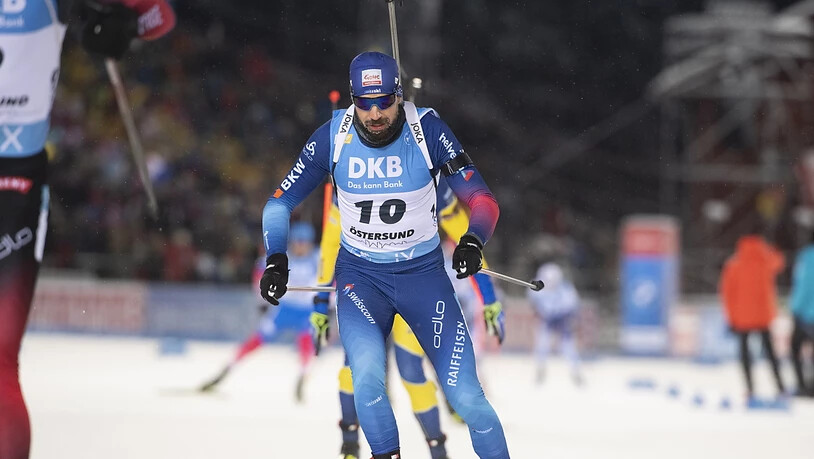 Benjamin Weger wird in Hochfilzen im Sprint über 10 km nach einem Fehler im Stehendschiessen mit 44 Sekunden Rückstand auf den deutschen Premierensieger Johannes Kühn 13.