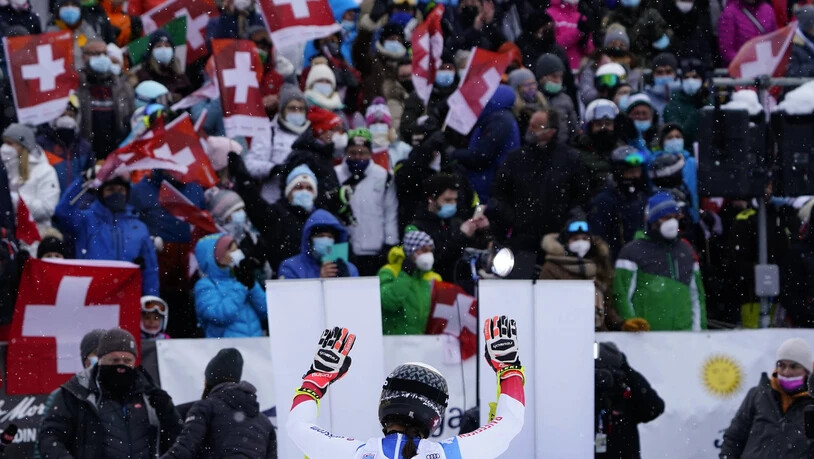 Lässt sich feiern: Wendy Holdener geniesst das Schweizer Fahnenmeer nach Platz 7 im ersten Super-G von St. Moritz.