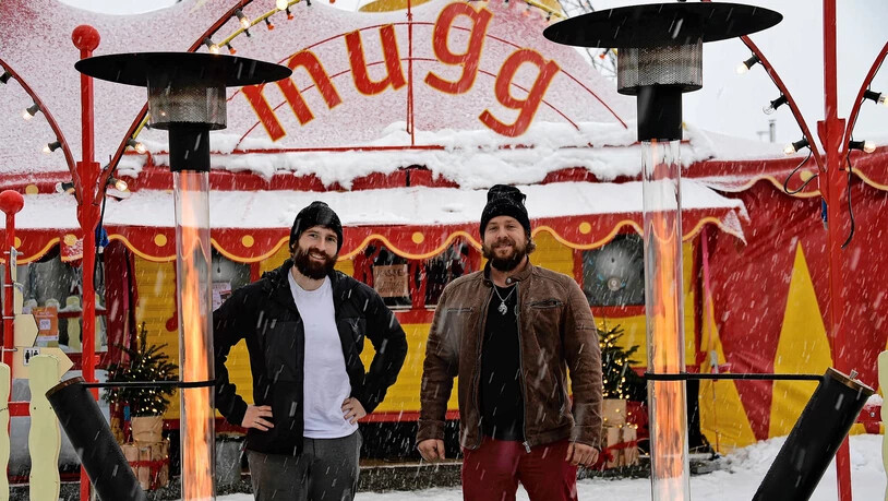Auch etwas fürs Auge: David (links) und Lukas Hämmerli freuen sich, dass die Feuertürme nicht nur für wohlige Wärme, sondern auch für ein schönes Ambiente auf dem Zirkusvorplatz sorgen.