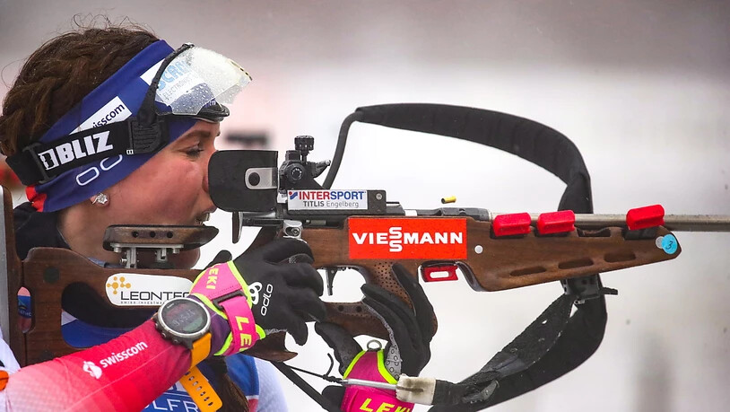 Lena Häcki nimmt in dieser Archivaufnahme die Scheiben stehend ins Visier.