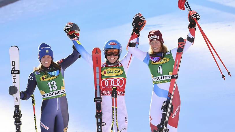 Die drei Topklassierten des ersten von zwei Riesenslaloms in Courchevel; Sara Hector, Mikaela Shiffrin und Michelle Gisin (von links nach rechts)