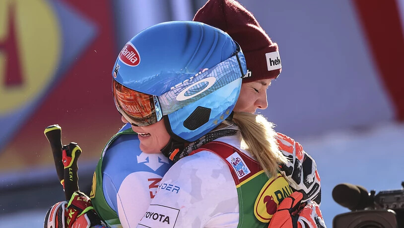 Die nun 72-fache Weltcupsiegerin Mikaela Shiffrin (im Vordergrund) und Michelle Gisin umarmen sich