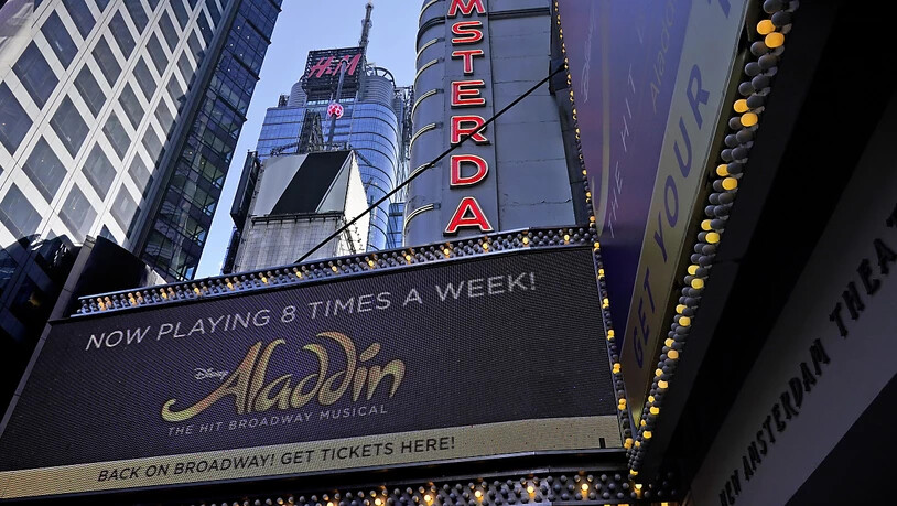 ARCHIV - Der Eingang des New Amsterdam Theaters, in dem das Broadway-Musical «Aladdin» aufgeführt wird. Foto: Seth Wenig/AP/dpa