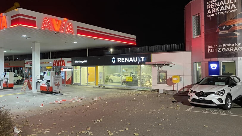Schon wieder wurde in der Schweiz ein Bankautomat gesprengt. Im Bild die Tankstelle in Volketswil mit dem zerstörten Geldautomaten in der Wand.