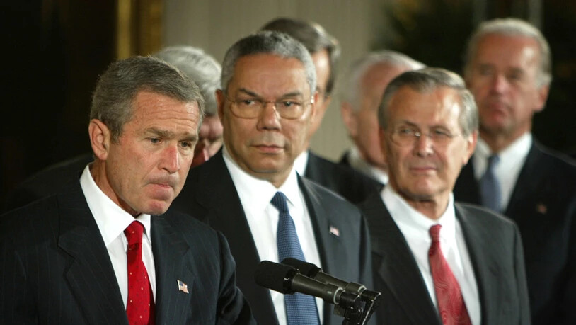 Mit Colin Powell (Mitte, †84) und Donald Rumsfeld (r, †89) sind dieses Jahr gleich zwei Mitglieder des Kabinetts Bush verstorben (Archivbild).