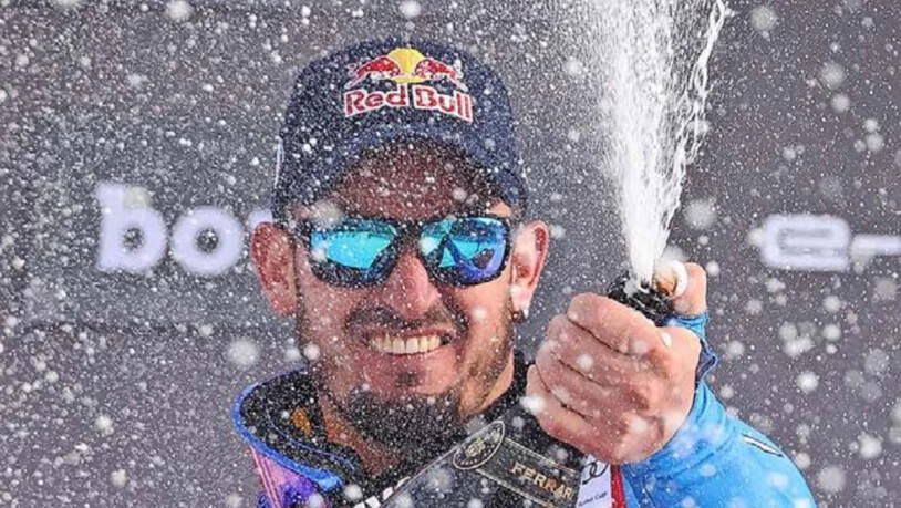 Sieger in Bormio: Dominik Paris feiert mit Champagner. 
