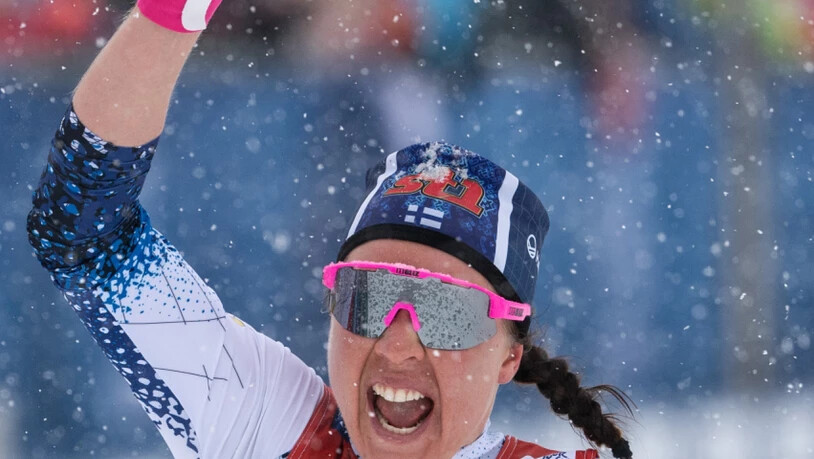 Kerttu Niskanen jubelt bei der Zielankunft. Die 33-jährige Finnin übernimmt mit ihrem dritten Weltcupsieg die Führung im Zwischenklassement der Tour de Ski.
