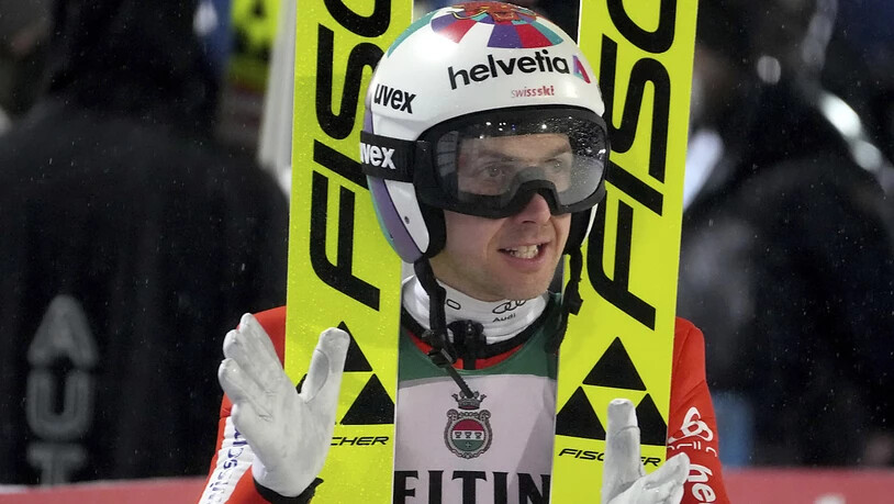 Simon Ammann applaudiert sich selber: Mit Platz 13 hat er das Olympia-Ticket auf sicher.