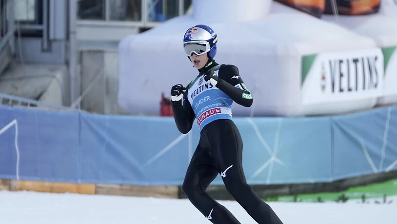 Ryoyu Kobayashi ballt die Fäuste im Auslauf: Erneut sind ihm zwei starke Sprünge gelungen.