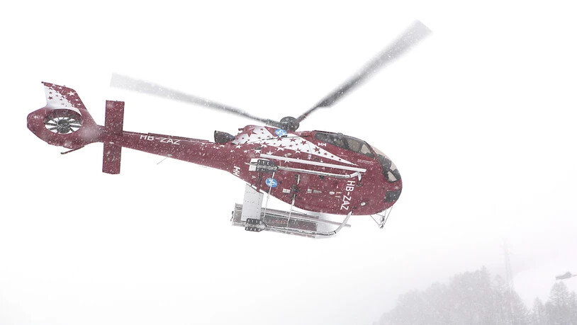 Ein Air-Zermatt-Helikopter am Heliport in Zermatt. (Archivaufnahme vom Januar  2018)