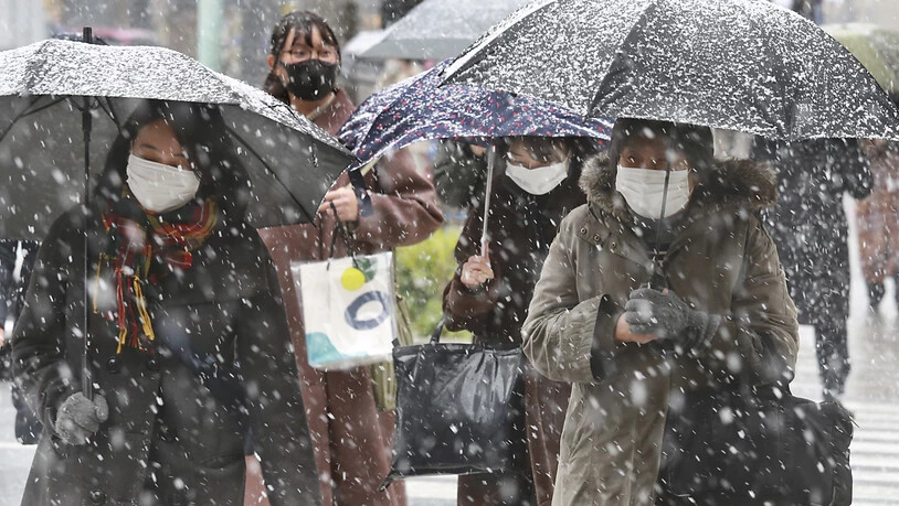 Erstmals seit rund vier Jahren hat die Meteorologische Behörde am Donnerstag für alle 23 Bezirke der Millionen-Hauptstadt des Inselreiches eine Warnung wegen starken Schneefalls ausgegeben. Foto: Koji Sasahara/AP/dpa