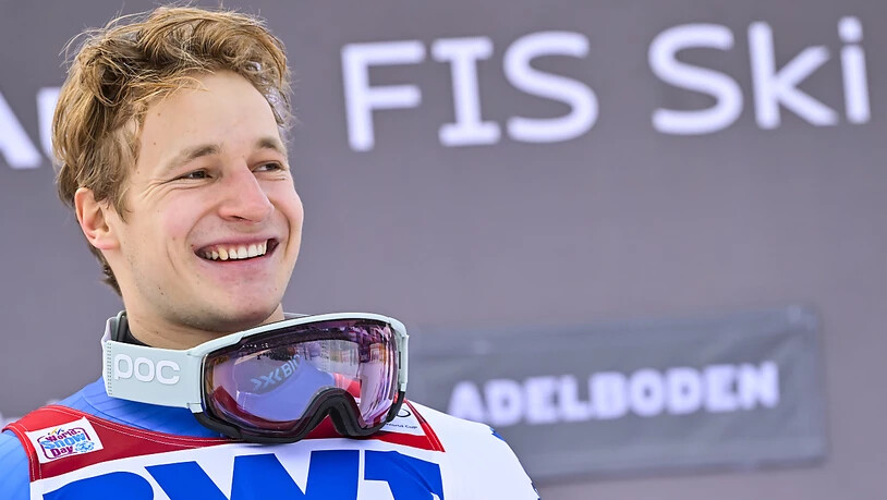 Marco Odermatt geniesst den Moment bei der Siegerehrung
