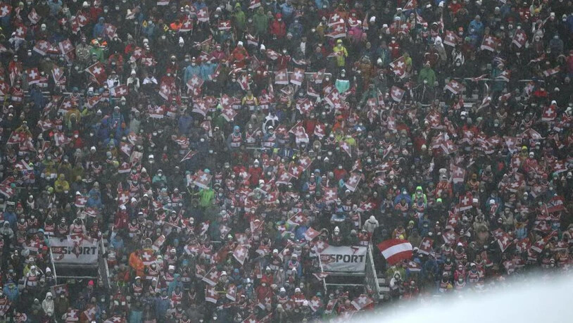 Die trotz Corona-Pandemie dicht beieinander stehenden Skifans bei den Rennen in Adelboden lösten Verwunderung und Sorge bei Rennfahrern und Zuschauern aus.