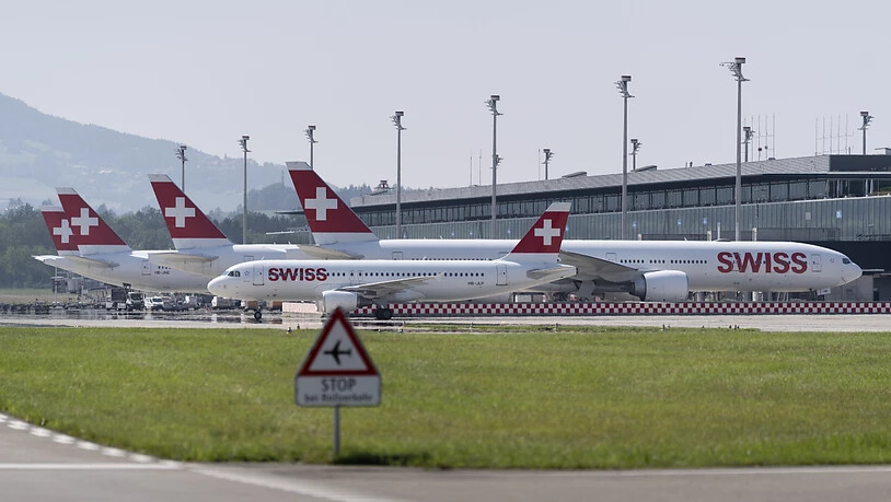 Die sich mehrfach ändernden Reise- und Quarantänebestimmungen haben auch 2021 auf den Passagierzahlen des Flughafens Zürich gelastet. (Archivbild)
