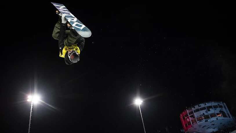 Jan Scherrer schwebt über der Monster-Pipe am Crap Sogn Gion