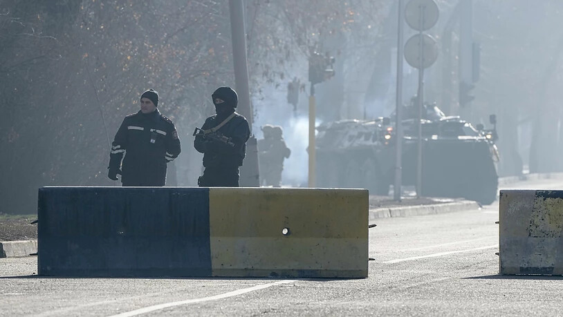 Die Polizei im kasachischen Almaty blockiert die Straße, um den Verkehr zu kontrollieren. Foto: Uncredited/AP/dpa