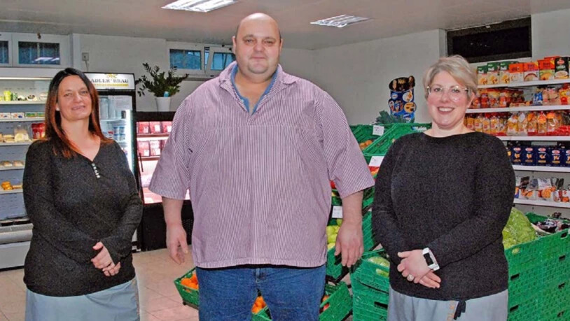 Das neue Dorflädeli-Team: Ladenbesitzer Matthias Schnyder, flankiert von seinen beiden Verkäuferinnen Manuela Jakober und Sibille Weber. 