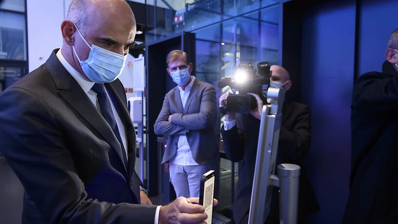 Bundesrat Alain Berset scannt sein Covid-Zertifikat vor einer Medienkonferenz im Bundes-Medienzentrum in Bern. (Archivbild)