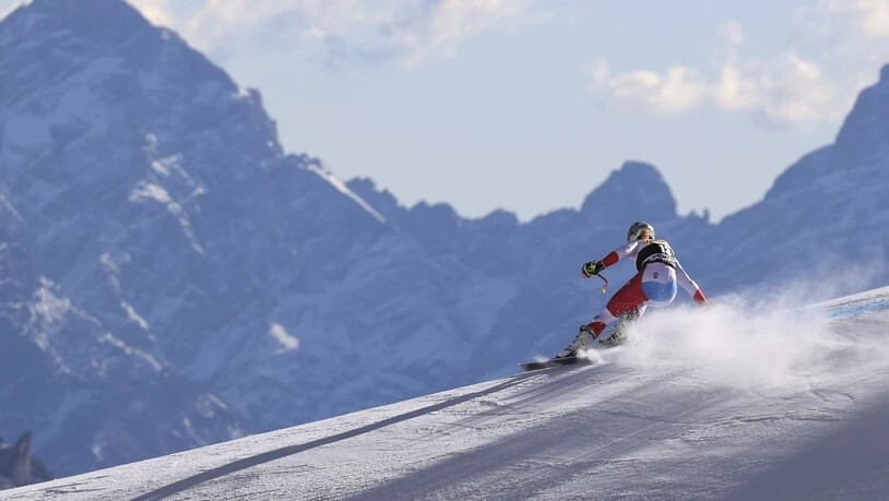 Corinne Suter unterwegs im Bergpanorama der Dolomiten
