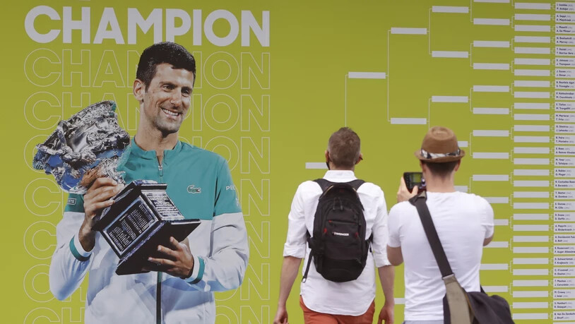 Novak Djokovic und Craig Tiley als Turnierdirektor des Australian Open hoffen, dass der Serbe 2023 auch während des Turniers wieder physisch präsent sein wird - und nicht nur auf Plakaten