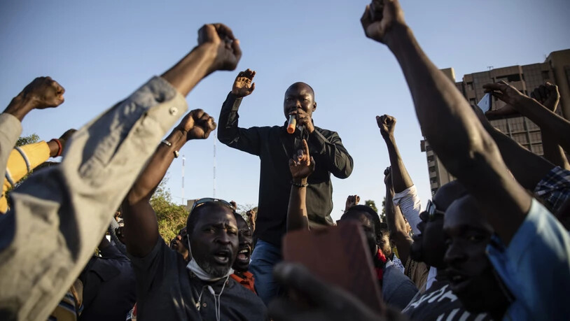 dpatopbilder - Mamadou Drabo, Anführer der Bewegung «Rettet Burkina Faso», verkündet auf dem Place de la Nation vor der versammelten Menge, dass Oberstleutnant Damiba die Führung des Landes übernommen hat. Foto: Sophie Garcia/AP/dpa