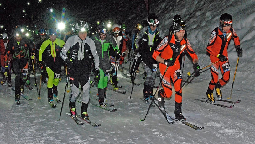 Wie Glühwürmchen: Die Skitourensprinter machen sich beim Munggärun auf den Weg nach oben.