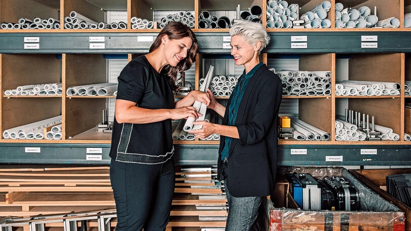 Für den umweltschonenden Schlaf: Reta (links) und Iva Schnellmann haben eine recycelbare Matratze entwickelt.