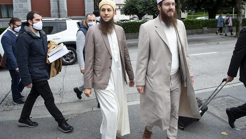 Qaasim Illi (links), und Nicolas Blancho (rechts) am 6. Oktober 2020 vor dem Bundesstrafgericht in Bellinzona. Die Vorstandsmitglieder des Vereins Islamischer Zentralrat Schweiz (IZRS) wurden heute verurteilt.