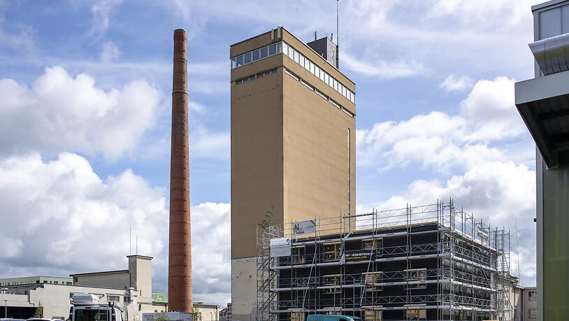 In der Nähe des Schornsteins der ehemaligen Cardinal-Brauerei wurde am 26. November 2021 das verdächtige Paket gefunden. (Archivbild)