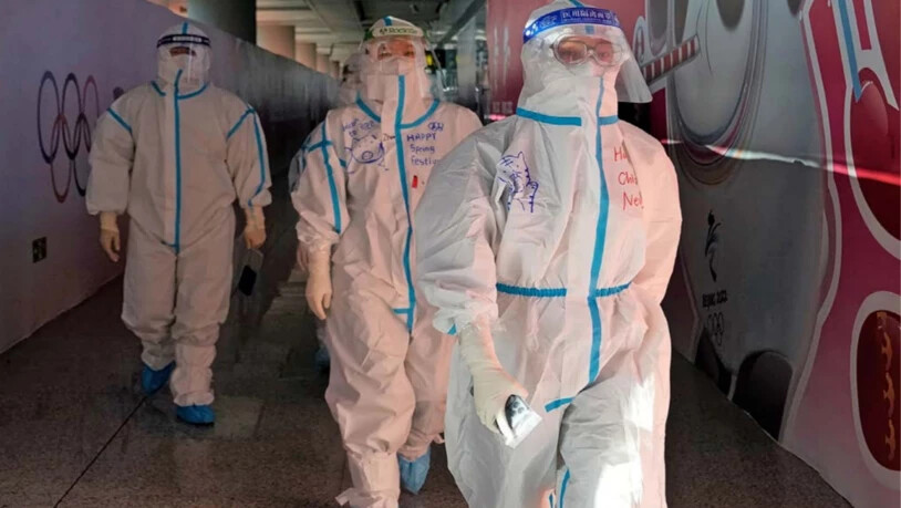 In Schutzanzügen: Die Mitarbeitenden am Flughafen in Peking sind von oben bis unten eingepackt.