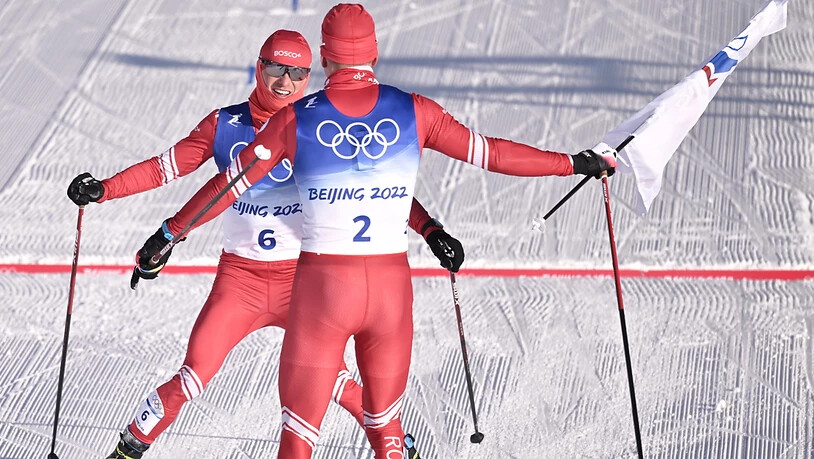 Alexander Bolschunow wartet im Ziel auf Landsmann Denis Spizow, der Silber gewinnt.
