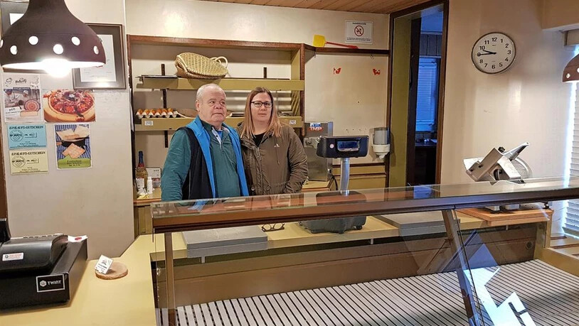 Die Regale und die Auslage sind geleert: Sepp Wagner und seine Tochter Evi geben sich gegenseitig Halt. 