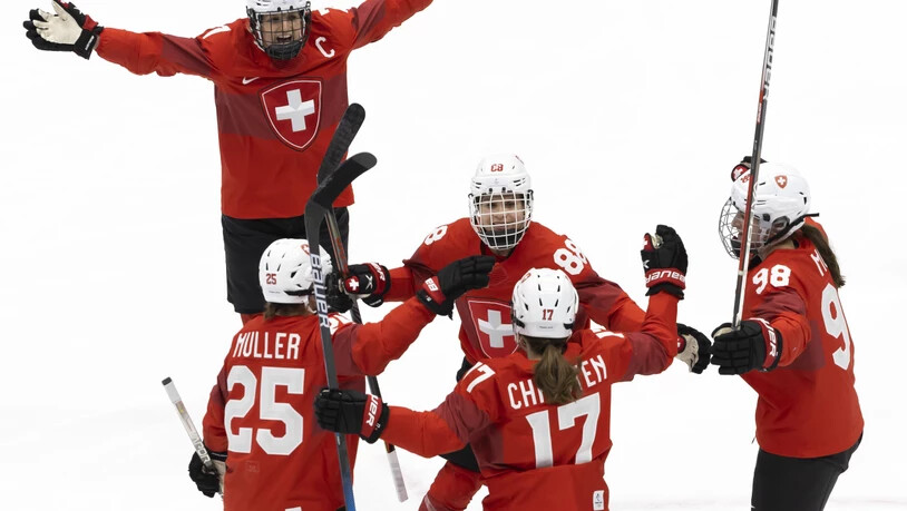 Die Schweizerinnen freuen sich über das wichtige 1:0 von Lara Christen