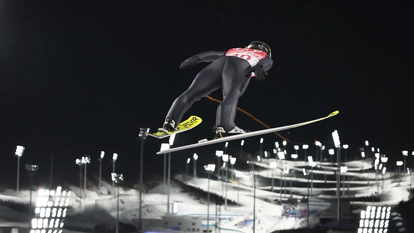Spektakuläre Bilder, aber sportlich ein Fiasko: Katharina Althaus war eine von fünf Mitfavoritinnen, die im Mixed-Teamspringen auf dem Bakken in Zhangjiakou wegen irregulären Anzügen disqualifiziert wurden