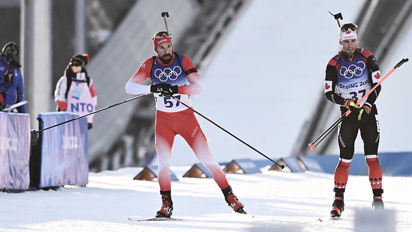 Benjamin Weger läuft in den Schiessstand ein beobachtet die Windfähnchen.