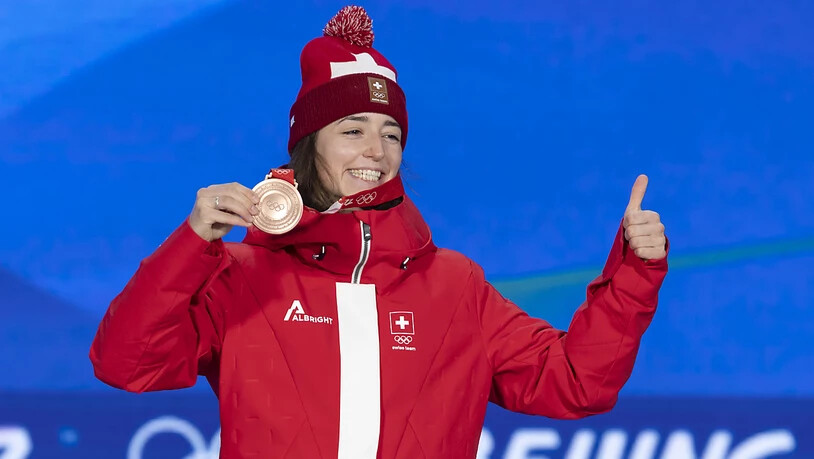 Mathilde Gremaud präsentiert stolz ihre Bronzemedaille