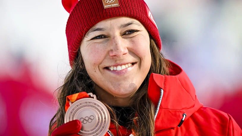 Olympia-Medaille Nummer 4 für Wendy Holdener: Die Schwyzerin zeigt nach der Siegerehrung ihre Slalom-Bronzemedaille