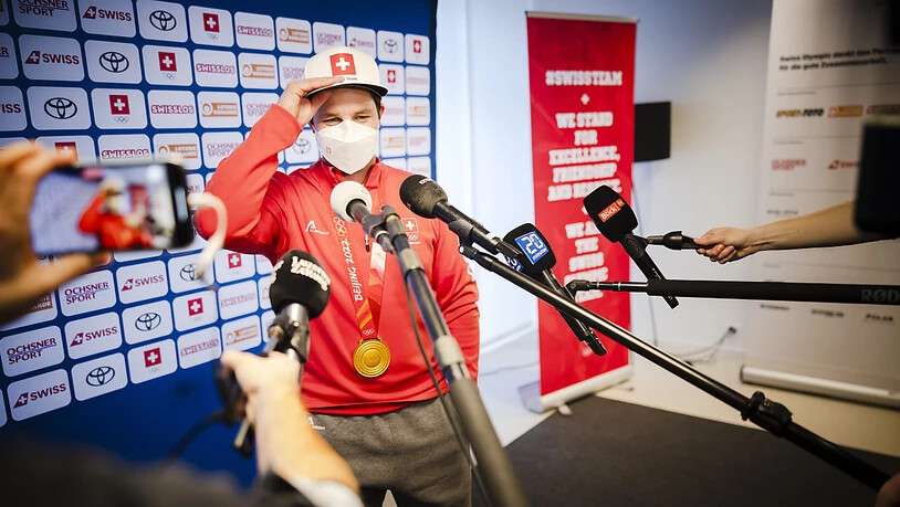 Beat Feuz steht den Schweizer Journalisten nach der Ankunft in Kloten Red und Antwort