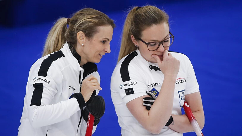Silvana Tirinzoni und Alina Pätz diskutieren während des WM-Finals 2021. Nach der Fusion ihrer beiden Teams wurden sie noch stärker und zweimal Weltmeister