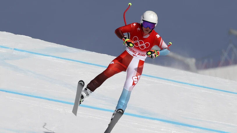 Lara Gut-Behrami bei einem der Sprünge auf dem attraktiven Super-G-Kurs in Yanqing