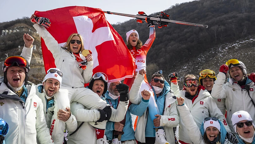 Was für ein Triumph der Schweizerinnen: Super-G-Olympiasiegerin Lara Gut-Behrami (links) und Bronzemedaille-Gewinnerin Michelle Gisin werden vom Swiss-Ski-Betreuerteam auf den Schultern getragen