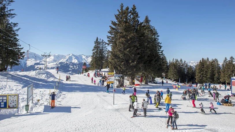 Touristen geniessen das schöne Wetter auf Schwänzelegg im Skigebiet Grüsch Danusa. Das wird auch kommendes Wochenende möglich sein.