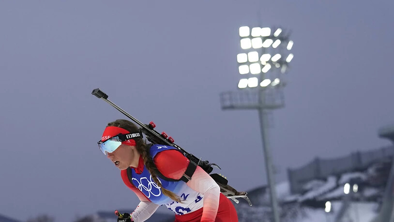 Lena Häcki auf der Verfolgung. Strafrunden werfen die Schweizerinnen immer wieder zurück.