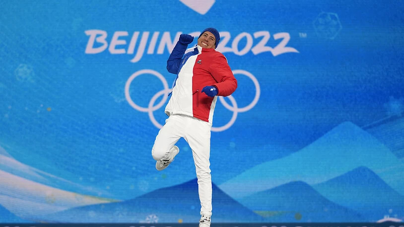 Quentin Fillon Maillet darf wie schon nach dem Einzel auf dem Podest einen Jubelsprung machen.